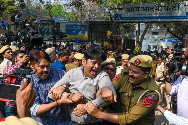 দিল্লিতে আপ অফিসের সামনে দলীয় সমর্থকদের আটক করছে পুলিশ