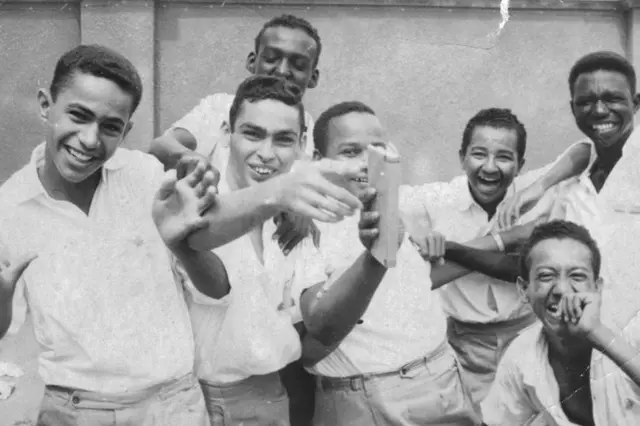 أولاد من بينهم يهود في مدرسة