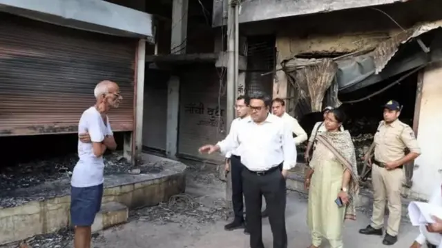 கர்கோன் மாவட்ட மாஜிஸ்திரேட் அனுக்ரா பி (கமீஸ்-சல்வாரில்) மற்றும் இந்தூர் பிரதேச ஆணையர் பவன் குமார் ஷர்மா,சம்பவ இடத்தை பார்வையிட்டனர்.