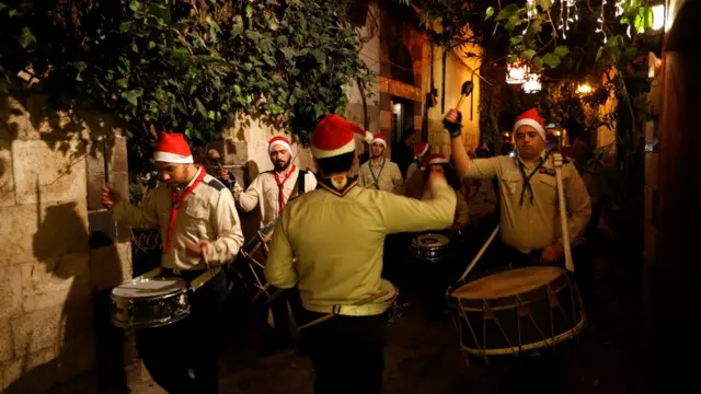 Hristiyan izciler Noel akşamı Şam sokaklarında kutlama yaptılar