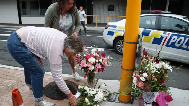 Mujeres colocan flores en homenaje a las víctimas de Christchurch