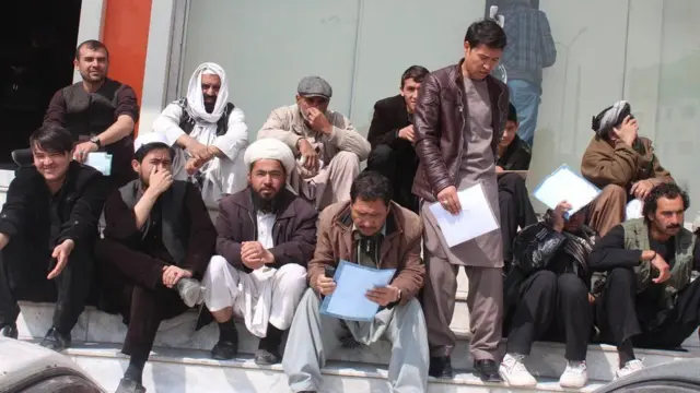 د بهرنیو چارو وزارت د کنسولي برخې ځینې مراجعین، چې هره ورځ سلګونه کسان سپارل شوې نادولتي ادارې ته مراجعه کوي