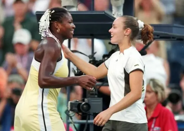 Williams et Hingis s'embrassent au filet après la finale de l'US Open.