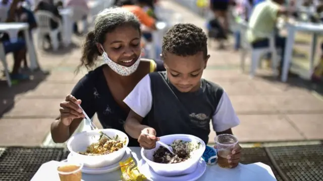 Mãe e filho comemempresas de apostas em futebol onlinerestaurante ao ar livre que distribui alimentos para famílias afetadas pela crise econômicaempresas de apostas em futebol onlineBelo Horizonte, Brasil, junhoempresas de apostasempresas de apostas em futebol onlinefutebol online2020