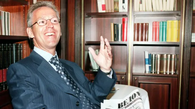 Дерк Сауэр с выпуском газеты "Ведомости" в 1999 году