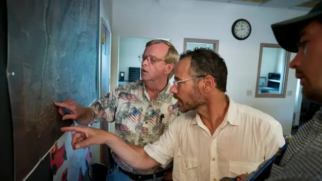 Nicholas Pinter y Dennis Knobloch revisan un mapa de Valmeyer