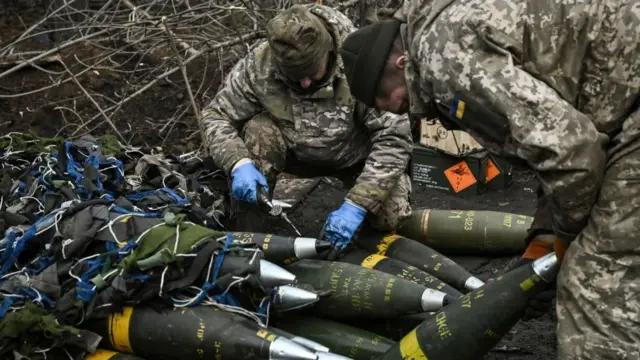 يستعد الجنود الأوكرانيون لإطلاق النار باتجاه المواقع الروسية باستخدام سلاح مدفعية هاوتزر عيار 155 ملم من طراز M777 على خط المواجهة في مكان ما بالقرب من مدينة باخموت في 11 مارس/آذار 2023
