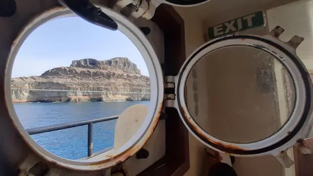 Vista do litoral de Puerto Morgán, nas ilhas Canárias, através da escotilha do navio
