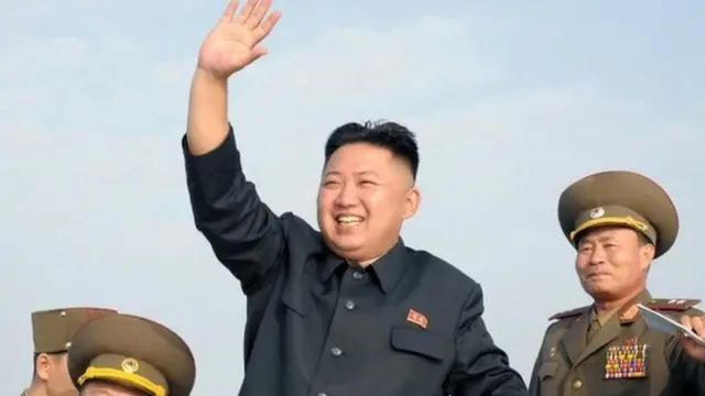 Umukuru wa Korea ya ruguru Kim Jong un yari yishikiye kuraba ingene haterwa ico gisase