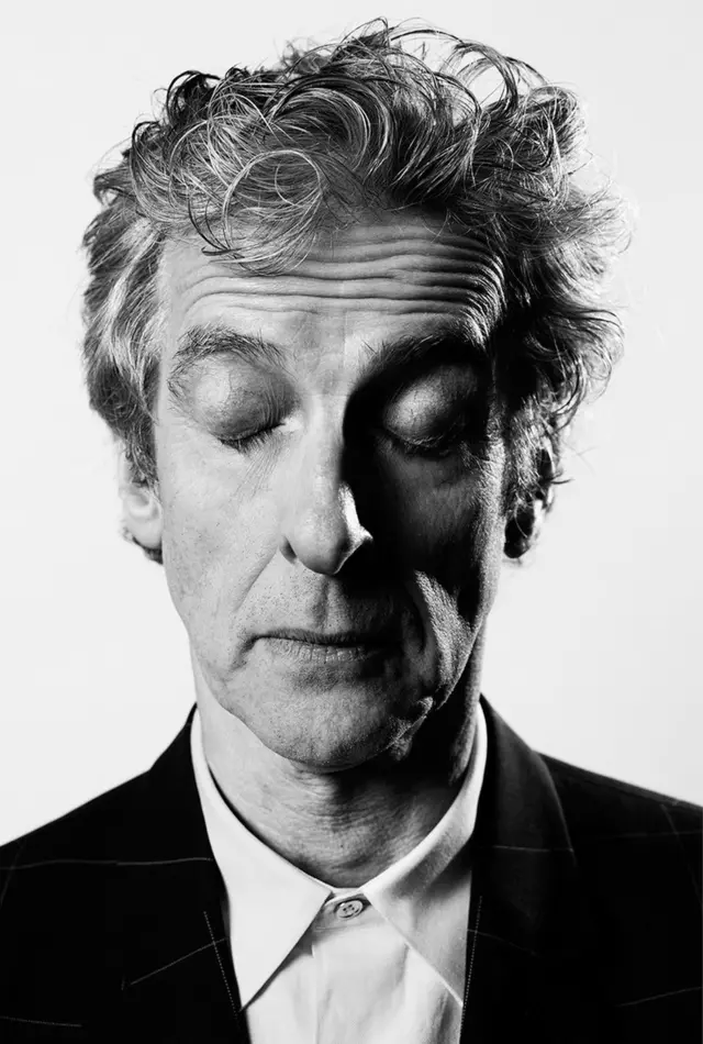 अपनी आंखे बंद किए हुए पीटर कपाल्डी