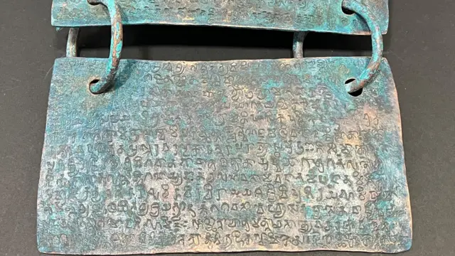 हे दोन्ही ताम्रपट हे संस्कृत भाषेत आणि ब्राम्ही लिपीमध्ये लिहिले गेले आहेत.