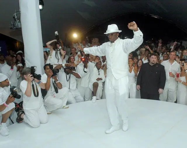 Diddy con fotógrafos en una de sus fiestas blancas