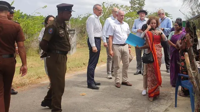 යුරෝපා තානාපතිවරුන් ජනතාව සමග අදහස් හුවමාරු කර ගන්නා අවස්ථාවක්