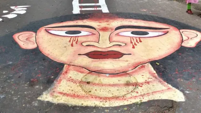 कोलकात्याच्या रस्त्यावर कलाकारांच्या आंदोलनादरम्यान काढण्यात आलेले चित्र