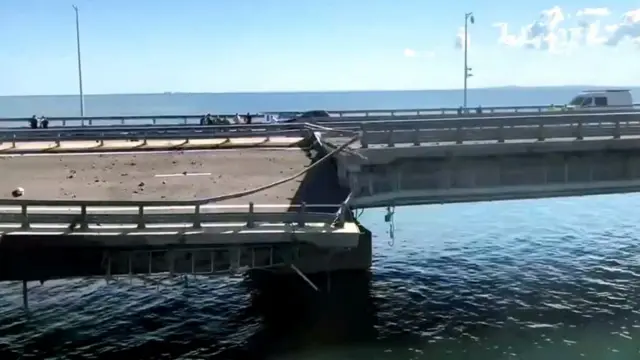 ছবিতে দেখা যাচ্ছে সেতুর ওপর সড়কের একটি অংশ দু'ভাগ হয়ে গেছে।