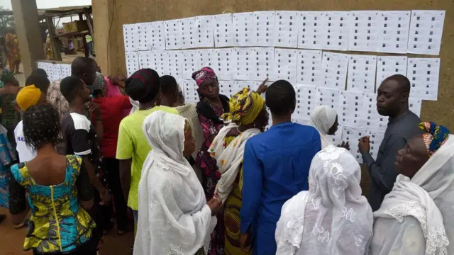 Lara awọn oludibo ni wọn n yẹ orukọ wọn wo yii, lasiko eto idibo gomina ipinlẹ Osun to ti waye kọja lọ