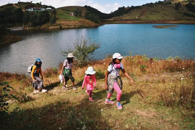 ඇබ්බැහි වූ දරුවන් ඉන් මුදා ගැනීමේදී ඔවුන් ශාරීරික ක්‍රියාකාරකම්වලට වැඩි වශයෙන් යොමු කළ යුතු බව මනෝවෛද්‍ය විශේෂඥ රූමි රූබන් සඳහන් කළේ ය.