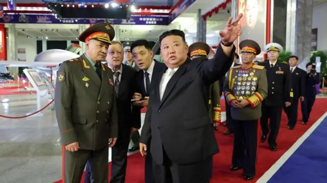 Июль айында Пхеньянга болгон сапарында Орусиянын коргоо министри Сергей Шойгу курал-жарак көргөзмөсүнө катышкан.
