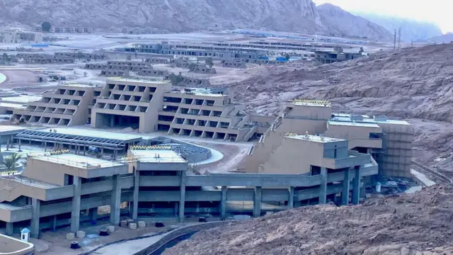 2024年,拉哈平原上一座饭店仍在施工中。建筑物目前大致仍是外壳结构,高约四层楼。背景中可见其他仍在兴建中的小型建筑,周围环绕着山脉。
