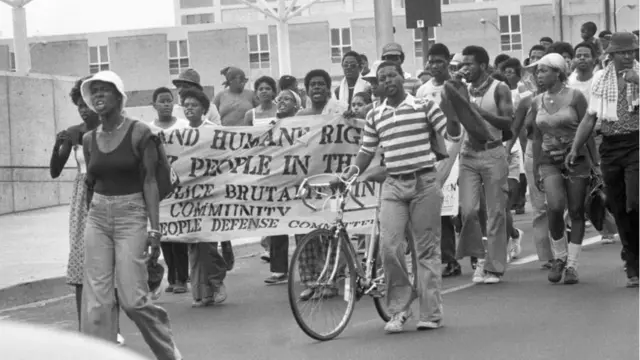 Marcha en Filadelfia en protesta por el ataque contra el grupo MOVE