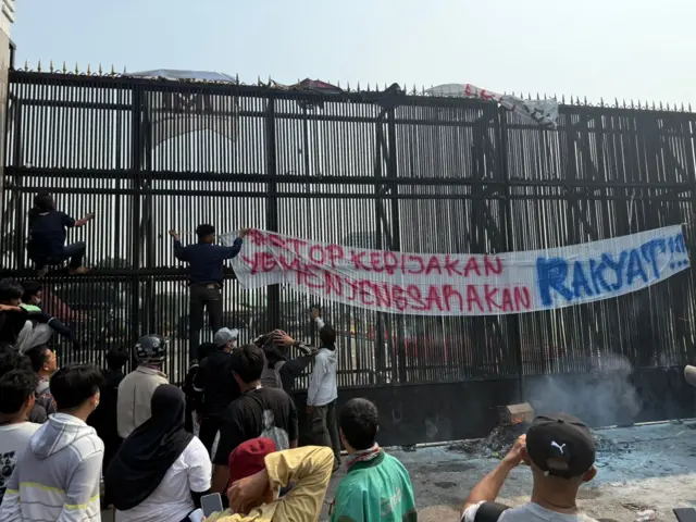 Aksi unjuk rasa yang diawali oleh Aliansi Masyarakat Pati Bersatu (AMPB) di depan Gedung DPR/MPR, Jakarta, Kamis (27/08).