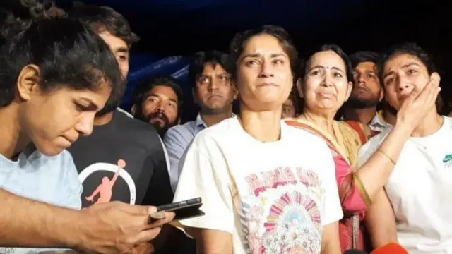 বুধবার রাতে পুলিশ তাদের ওপরে লাঠি চার্জ করেছে বলে অভিযোগ করছেন কুস্তিগিররা