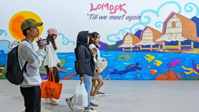 Calon penumpang pesawat berjalan menuju terminal penumpang di Bandara Internasional Lombok (BIL) di Praya, Lombok Tengah, NTB, Kamis (4/4/2024). 