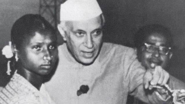 El primer ministro indio Nehru con la entonces joven Budhini Manjhiyain 