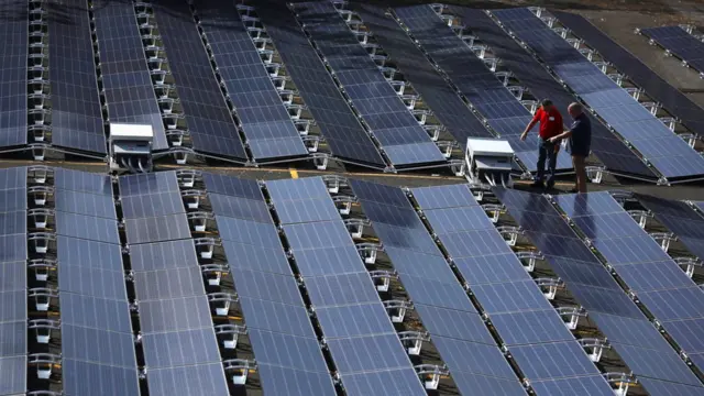 Paneles solares colocados por Tesla en Puerto Rico.