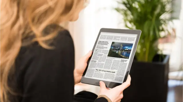 Una mujer con una tablet