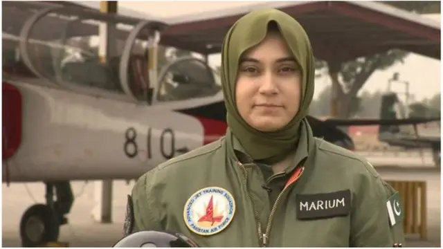 අසල්වැසි පාකිස්තාන් ගුවන් හමුදාවේ (PAF) ගුවන් නියමුවරියන් විසි දෙනකු පමණ සිටිති.