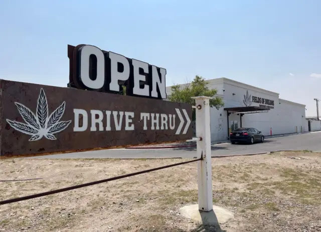 Drive-thru del dispensario de marihuana Fields of Dreams en Sunland Park, Nuevo México, Estados Unidos, el 25 de julio de 2024.