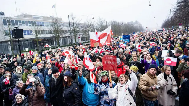 Протестующие перед американским посольством в Дании во время акции в поддержку Гренландии 17 января 2026 года в Копенгагене, Дания.
