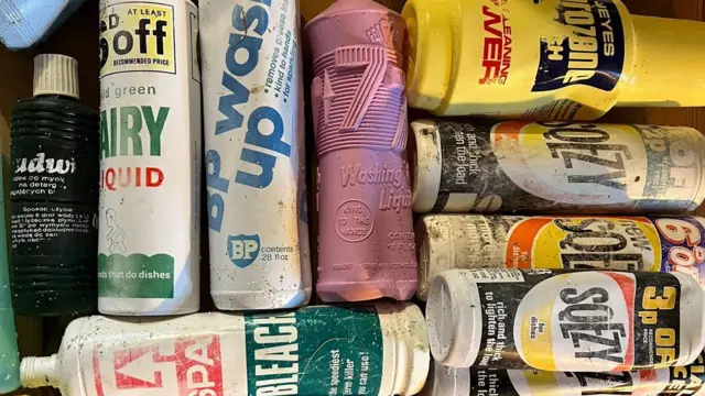 deset vrsta plastičnih flaša različitih proizvođača 