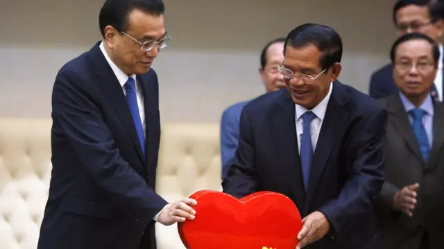 ในระยะหลังกัมพูชาเริ่มถอยห่างจากบรรดาชาติตะวันตกแล้วหันไปใกล้ชิดกับจีนมากขึ้น