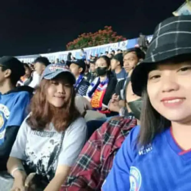 Natasha Debi dan Naila Debi sedang bersama ibu mereka, Gebi Asta Putri. Mereka tewas di Tribun Selatan, Stadion Kanjuruhan. 