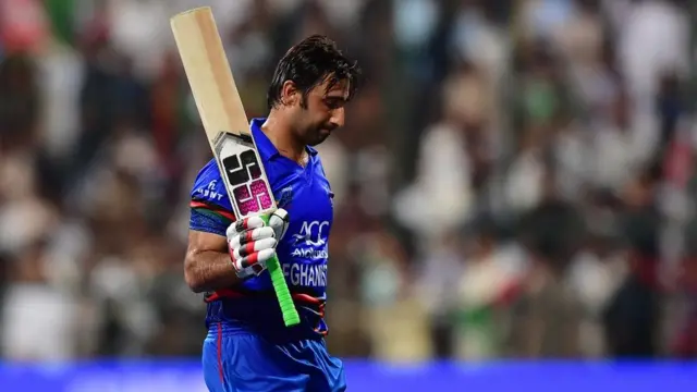 ڈیبو کرنے والے شاہین آفریدی نے کپتان اصغر افغان کی وکٹ حاصل کی جب انھوں نے 67 رنز پر ان کو بولڈ کر دیا۔