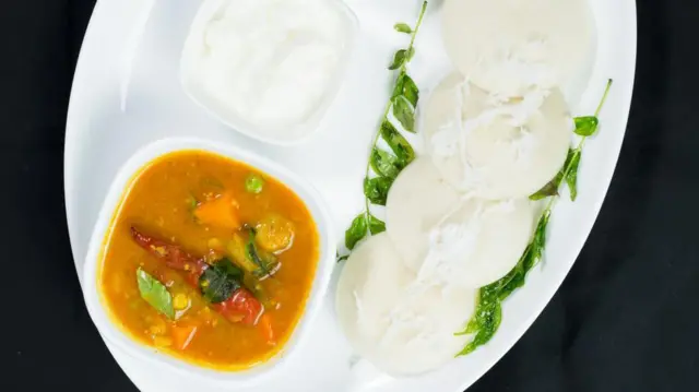 சாம்பார், தஞ்சாவூரில் தோன்றியதாக கருதப்படுகிறது.