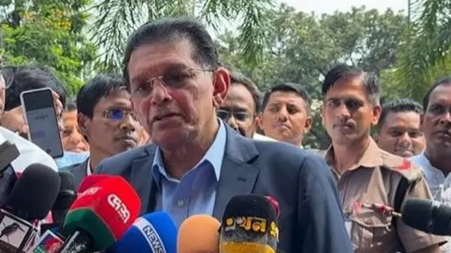 बांग्लादेश के विदेश मंत्री डॉक्टर खलीलुर रहमान ढाका में पत्रकारों से बात करते हुए