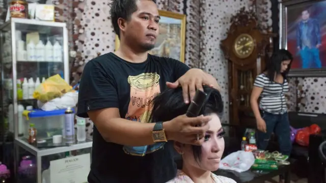 Nés dans un corps masculin mais assumant des rôles féminins, les calabai travaillent souvent dans des salons de beauté ou comme organisateurs de mariages.