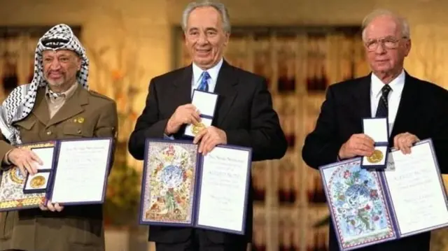  Mikataba ya Amani ya 1993: Ilitiwa saini na Yasser Arafat kwa niaba ya Palestina