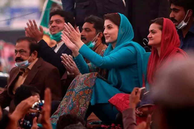 नवाज शरीफ की बेची मरियम नवाज.