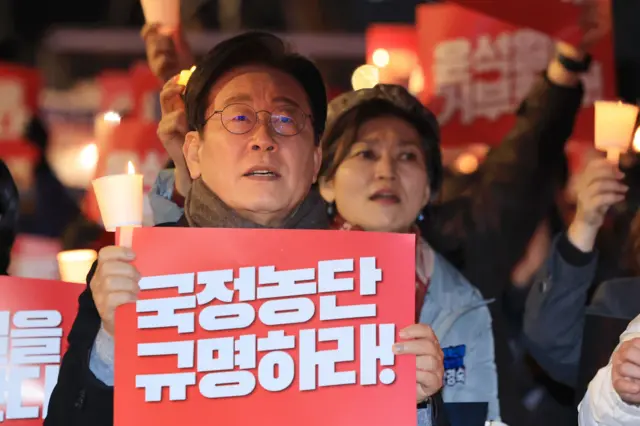 11월 23일 주말 집회에 참석한 이재명 대표가 정부를 비판하는 펫말을 들고 있다