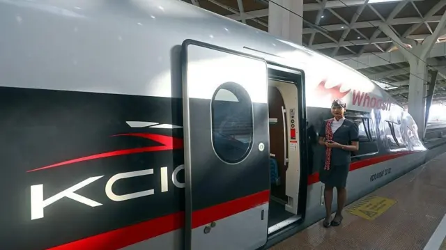 Petugas kereta cepat Whoosh menunggu penumpang di Stasiun Halim pada 24 Mei 2025 di Jakarta, Indonesia.