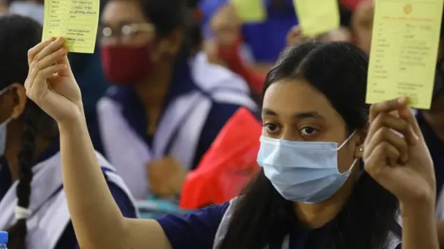 মানিকগঞ্জে পরীক্ষামূলকভাবে টিকা নেবার পর শিক্ষার্থীরা।