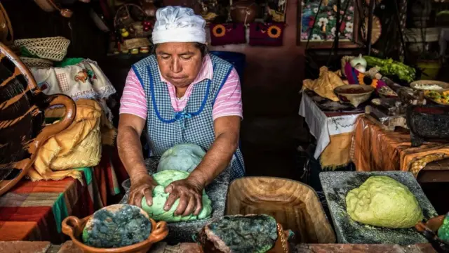 Mujer preparando masa de tortilla.