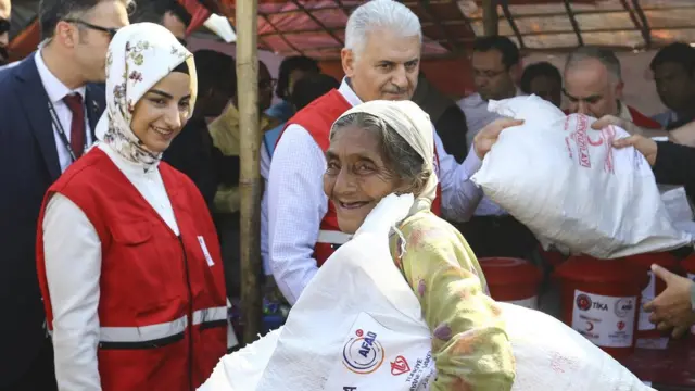 ত্রাণ বিতরণ করছেন তুর্কী প্রধানমন্ত্রী বিনালি ইলদিরিম।