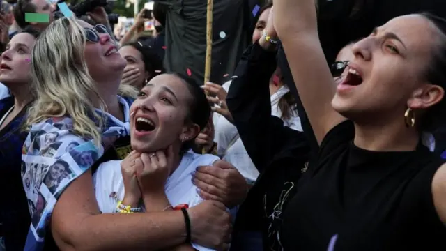 Abanya-Isael mu byishimo mu gihe babonaga ababo barekurwa na Hamas