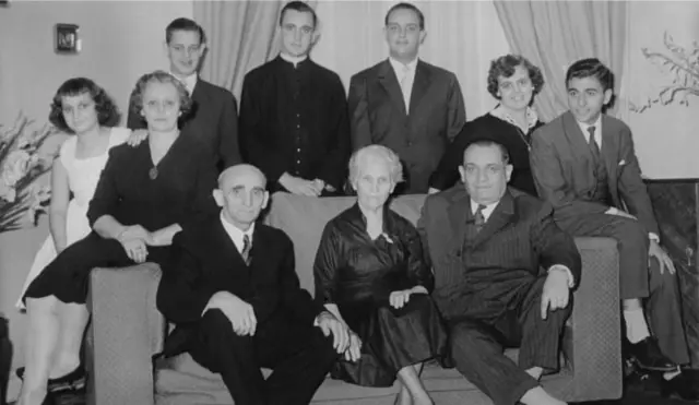 Хорхе Марио Бергольо (в верхнем ряду, второй слева) позирует с семьей для портрета вскоре после рукополржения в сан