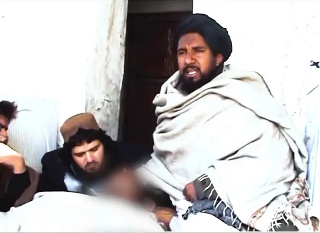 ابو یحیی اللیبی د ابو شیث اللیبی له جنازې سره ناست دی.